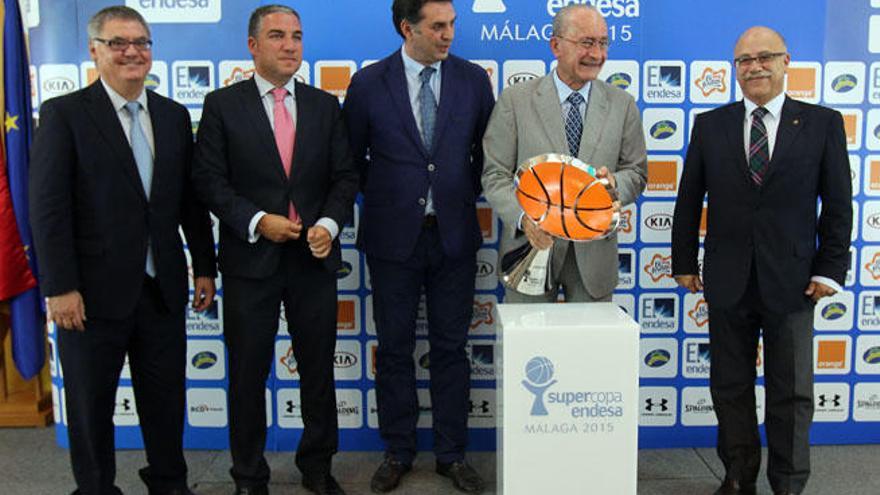 El alcalde de Málaga, Francisco de la Torre; el presidente de la Diputación, Elías Bendodo; el consejero de Turismo y Deporte, Francisco Javier Fernández; y el presidente de la ACB, Francesc Roca.