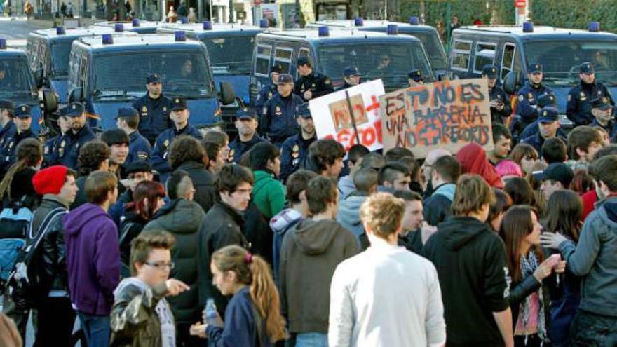 Padres, profesores y alumnos del Instituto Virgen del Remedio en su carnaval-protesta, ayer.