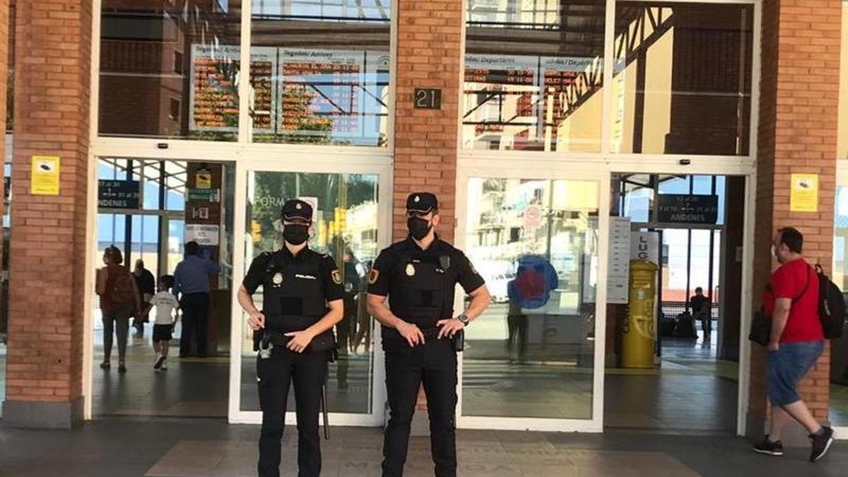 Agentes en la puerta de la Estación de Autobuses de Málaga.