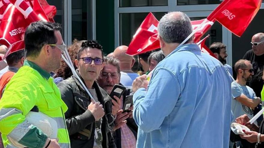 Trabajadores, ayer, durante la concentración en la planta de Trasona de Fertiberia. | LNE