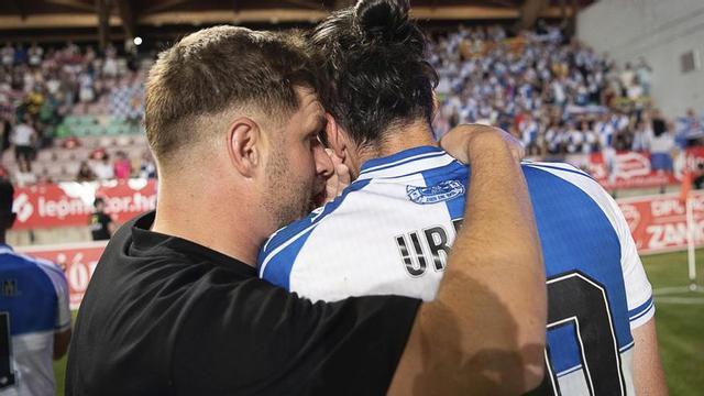Ferrán Costa felicita a Urri al final del partido en el Ruta de la Plata. | CE SABADELL