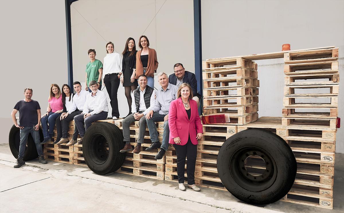La directora general de Querqus, Carmen Urbano, junto al equipo de la empresa.