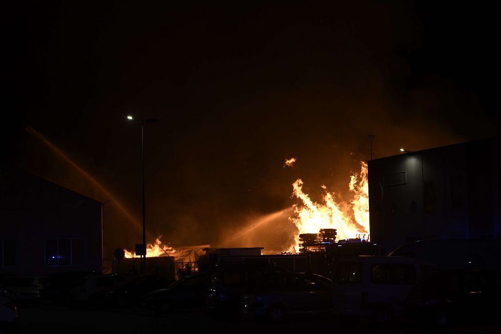 Estas son las imágenes que el aparatoso incendio de Puente Tocinos ha dejado este sábado