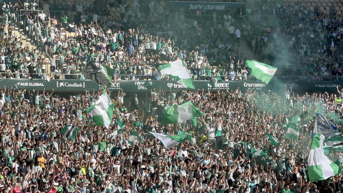 Vídeo | Entrenamiento a puertas abiertas del Betis en La Cartuja antes del derbi