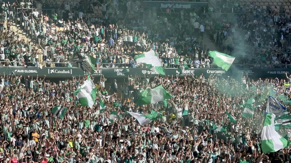 Más de 25.000 béticos alientan al conjunto verdiblanco en La Cartuja antes del derbi
