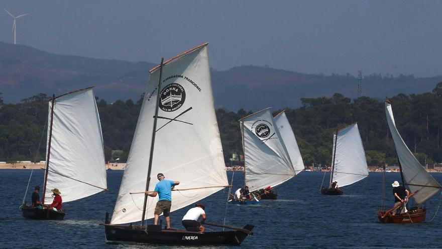 Las embarcaciones tradicionales regresan a las aguas de Arousa