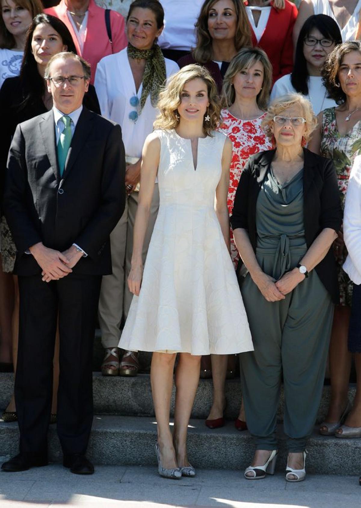 Letizia Ortiz con vestido blanco junto a los galardonados