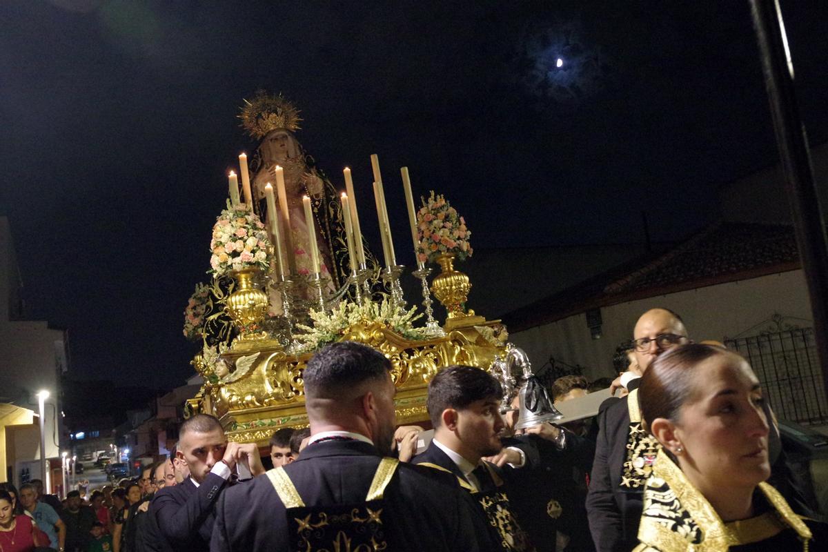 Rosario vespertino de la Virgen de los Dolores de Puerto de la Torre, en imágenes