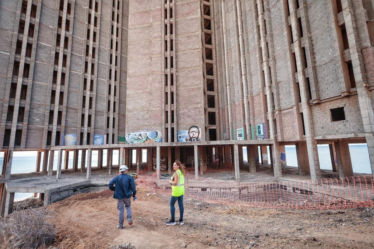 Trabajos de demolición de las escaleras de los pisos bajos del mamotreto de Añaza