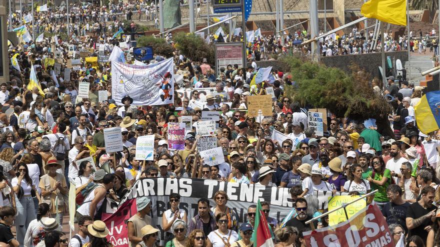 Milers de canaris surten al carrer en contra del model turístic de masses