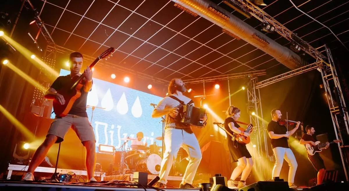 El diluvi durante un concierto