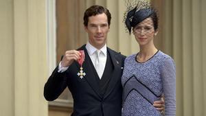 Benedict Cumberbatch y su mujer, Sophie Hunter, tras recibir la medalla.