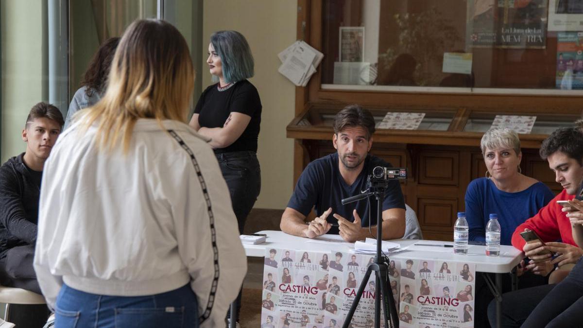 Más de 100 jóvenes se presentan al casting para ‘Nada Será Igual’ en Castellón