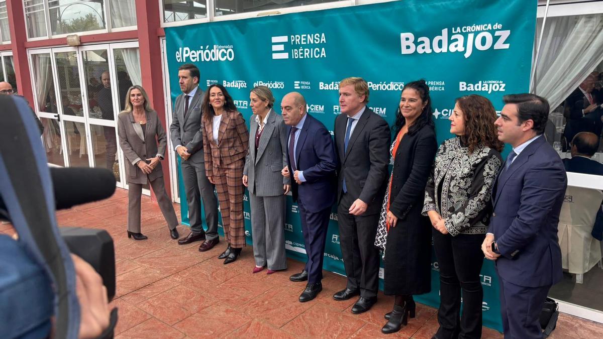 Foto de familia de las autoridades que participan en el Desayuno de La Crónica de Badajoz.