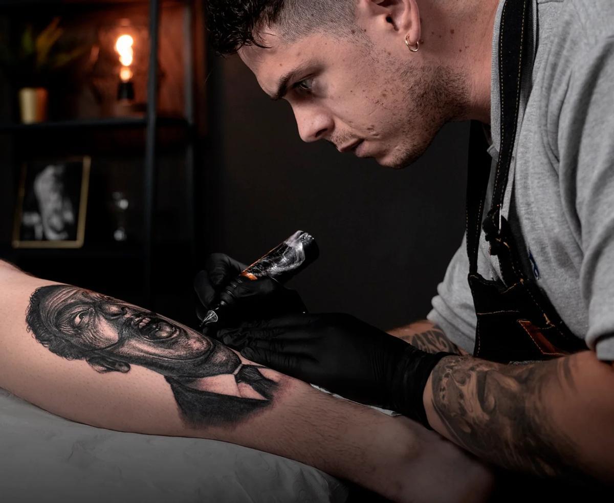 Un tatuador, en una imagen tomada de la web de Habbility.