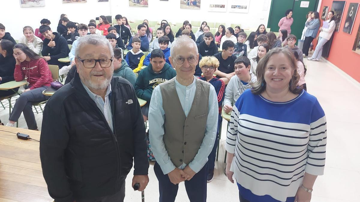 Juan José Domínguez, Joaquín Fernández y la docente Pilar Castro posan en el salon de actos del instituto.