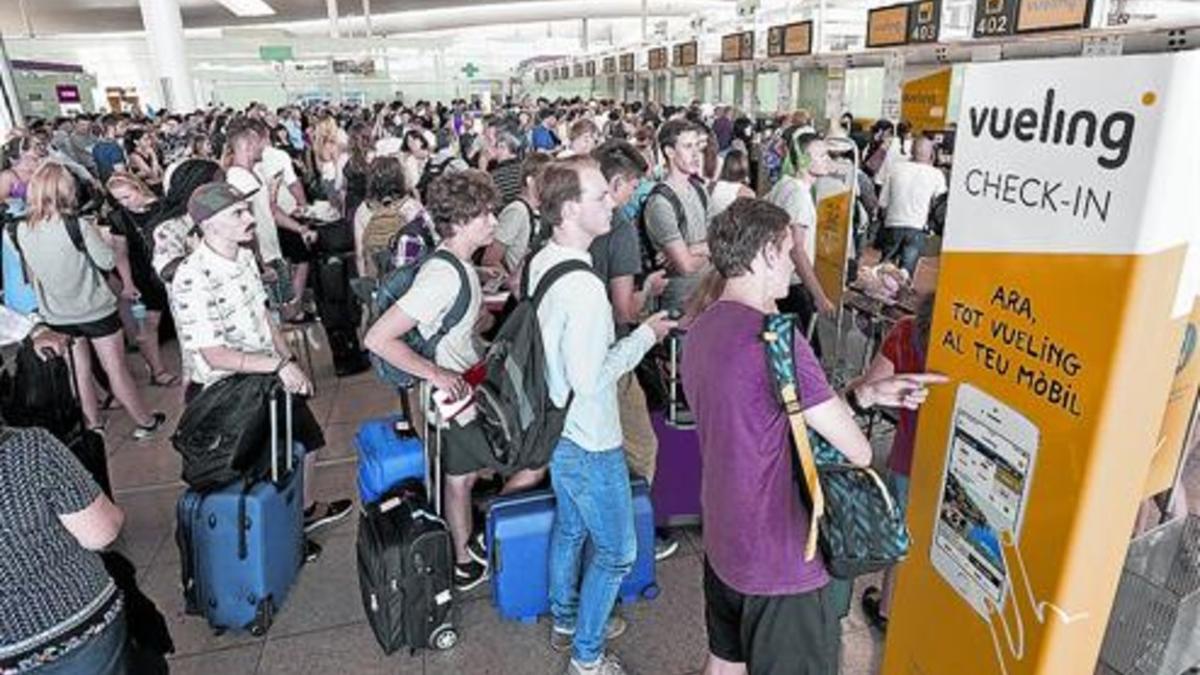 Colas en la terminal de Vueling de El Prat el pasado 1 de julio.