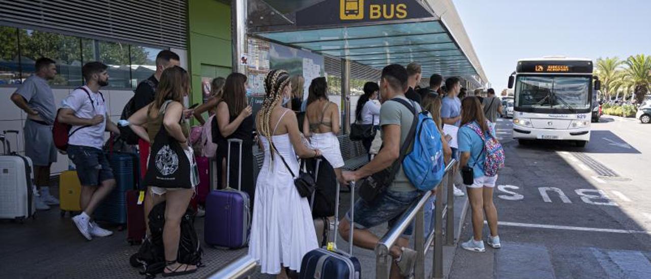 Usuarios esperando, ayer, en la parada del aeropuerto.