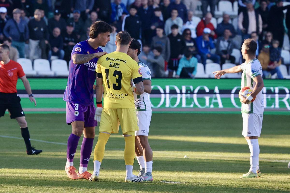 Blazic aguanta el pulso en Torremolinos mientras Pito Camacho pide tirar el penalti en el descuento.