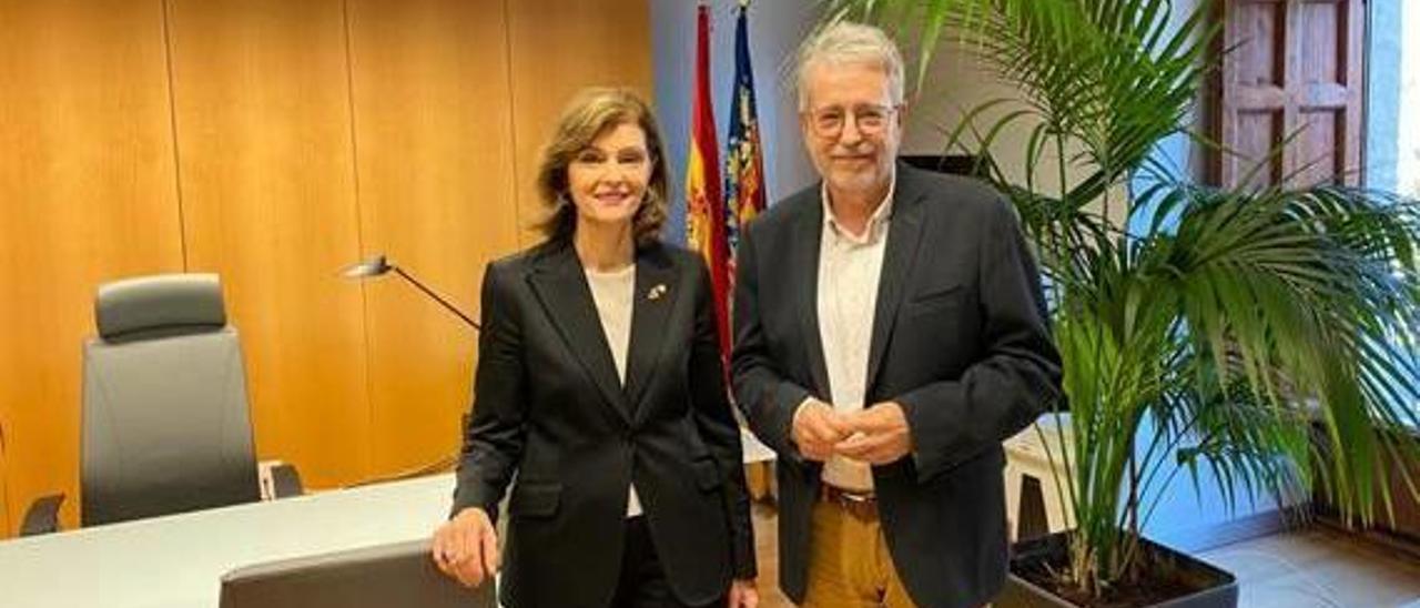 Ramón Marí, con Ana Botella, ayer.