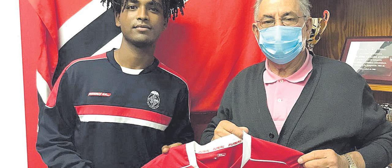 Alemu Mercer (i) fue presentado por el presidente del Santa Catalina Atlético, Lluc Colom.