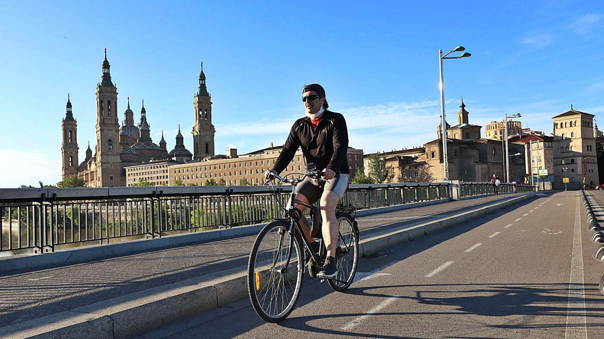 Un ciclista en una imagen de archivo circulando por el carril bici del puente de Santiago, una red que se quiere ampliar.