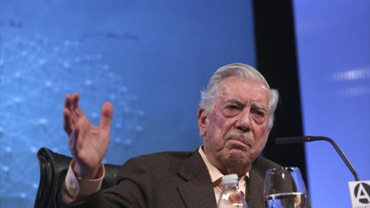 El nobel Mario Vargas Llosa, durante la presentación de 'La llamada de la tribu' en Madrid.