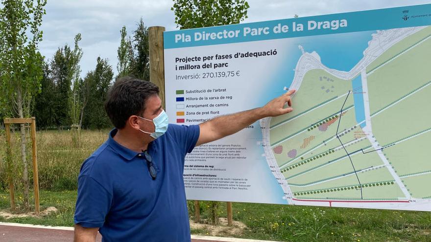 El regidor de Medi Ambient de Banyoles, Albert Tubert, mostrant el mapa del Parc de la Draga