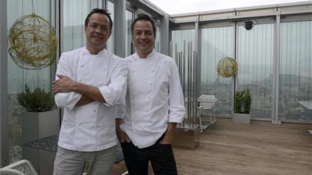 Los hermanos Torres, Javier y Sergio, en la terraza del restaurante Dos Cielos. Foto: Mònica Tudela