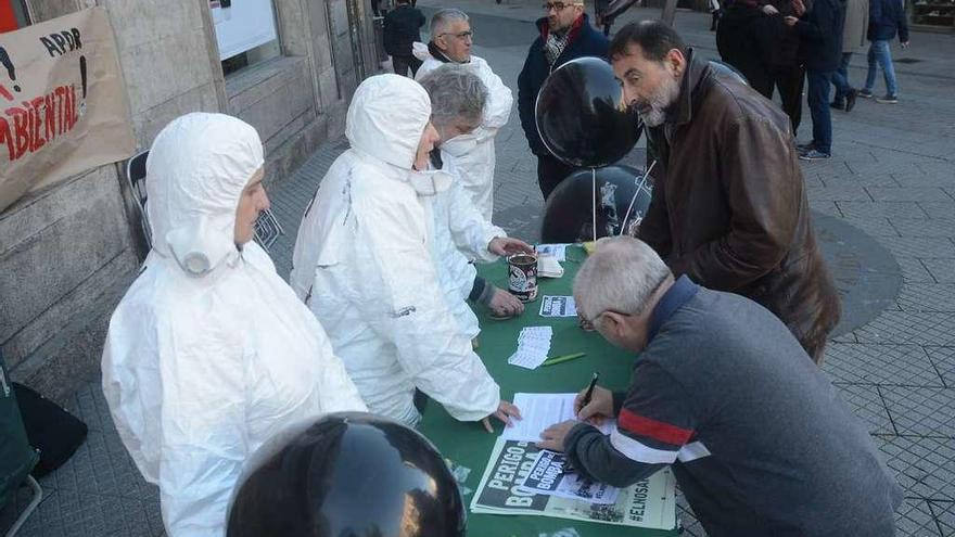 Dos vecinos de la comarca se suman con sus firmas al arranque de la campaña. // Rafa Vázquez