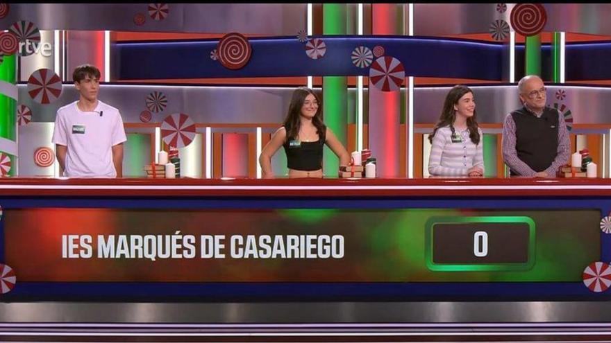 Por la izquierda, Noel Nazaire, Natalia López, Marina Fernández y el profesor Xosé Farruco Graña, en «Saber y ganar».