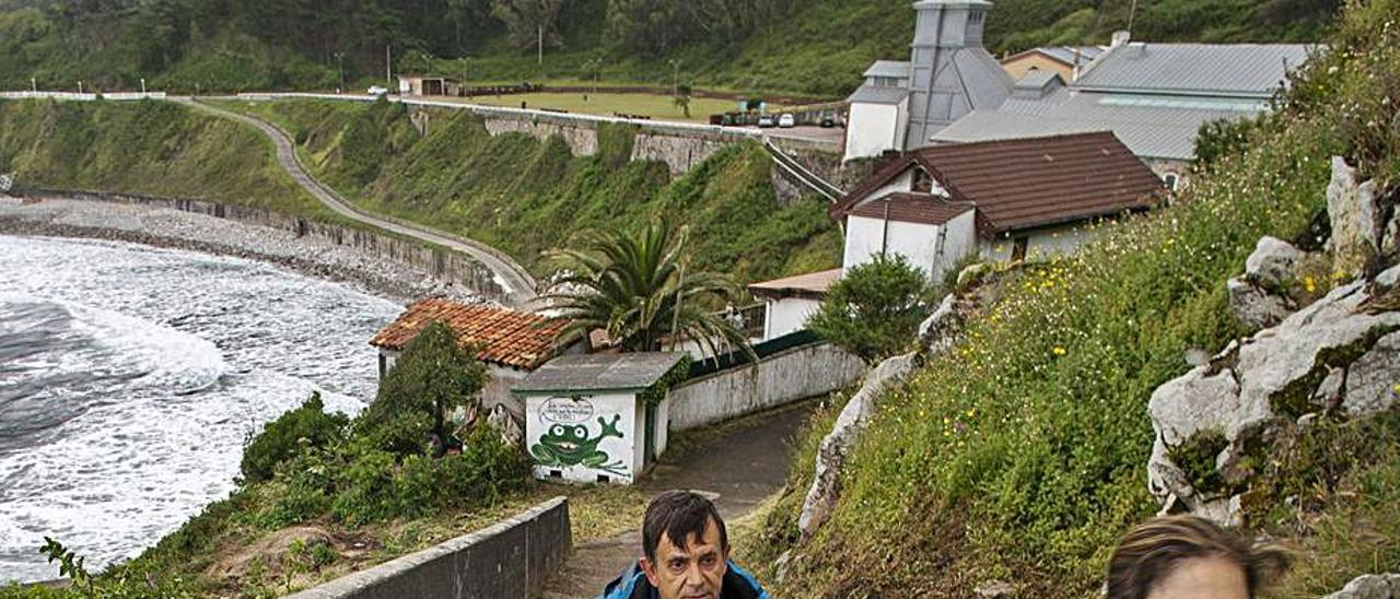 Paseantes en la Senda Norte a su paso por Arnao.