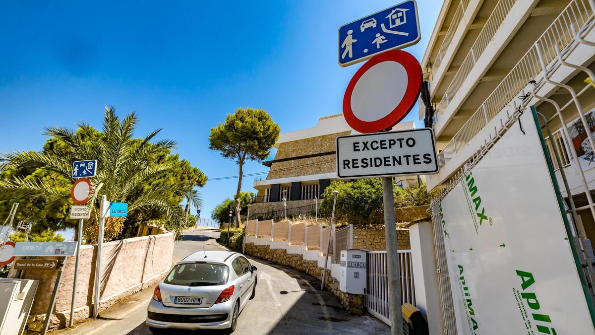 El acceso al Tossal de La Cala con el paso a vehículos restringido.
