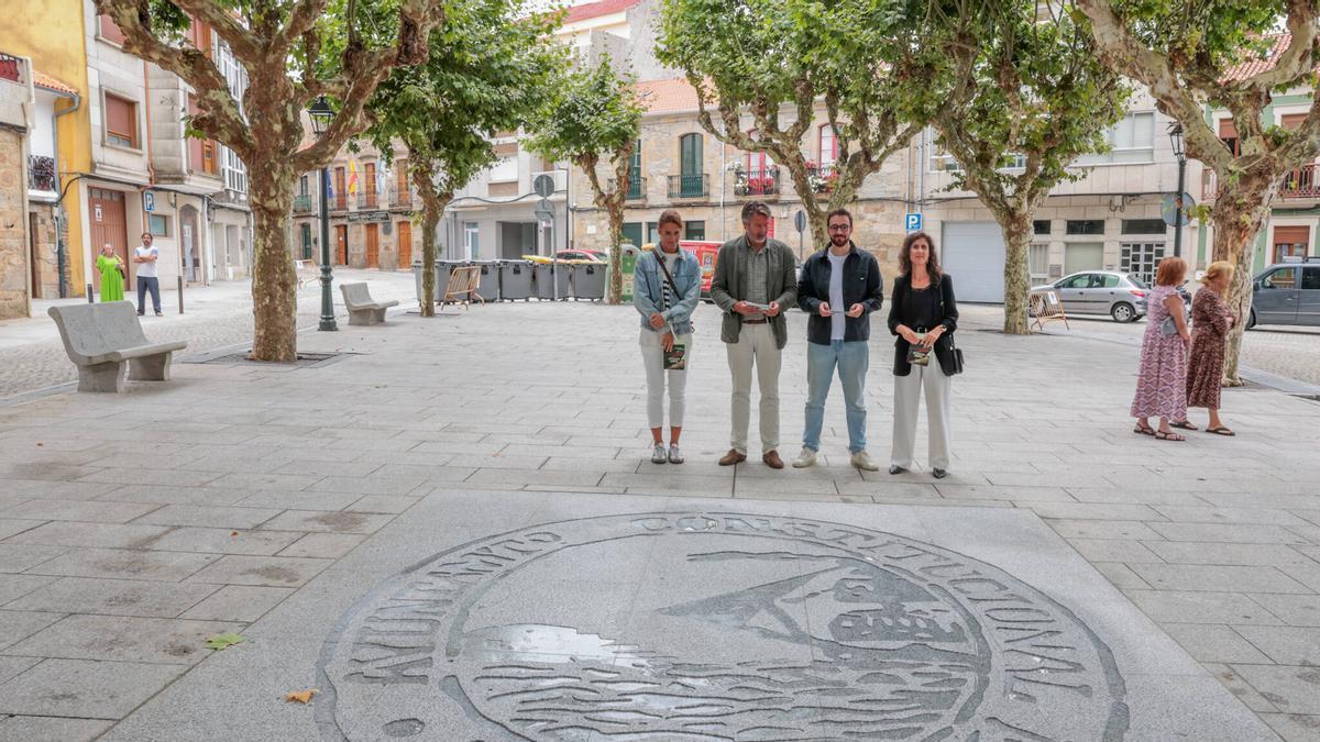 El escudo preside la popular plaza.