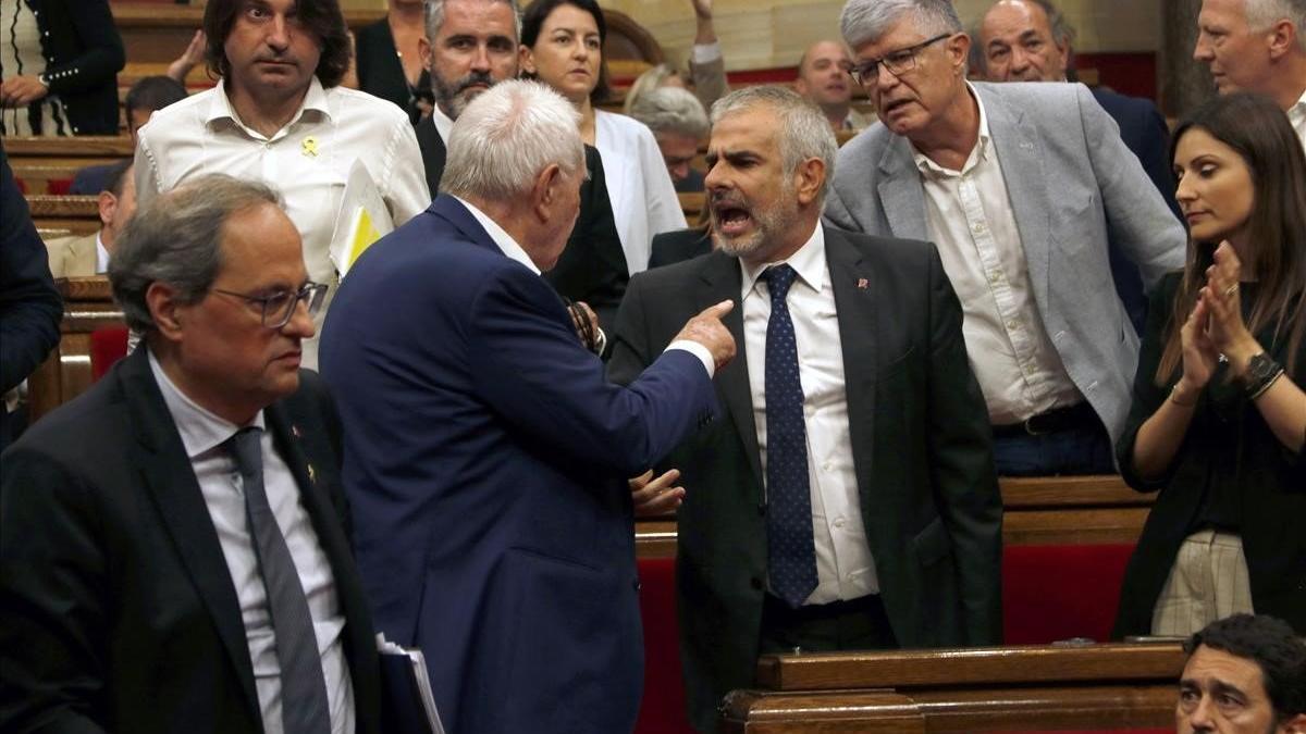 Ernest Maragall y Carlos Carrizosa, durante el tenso pleno de política general en el Parlament, el jueves.