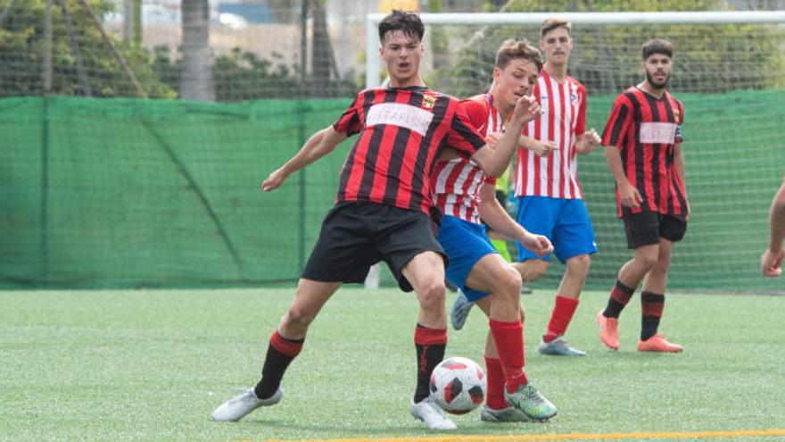 Forcejeo entre Edu Jimenez y Pedro en el Viera-Huracán.