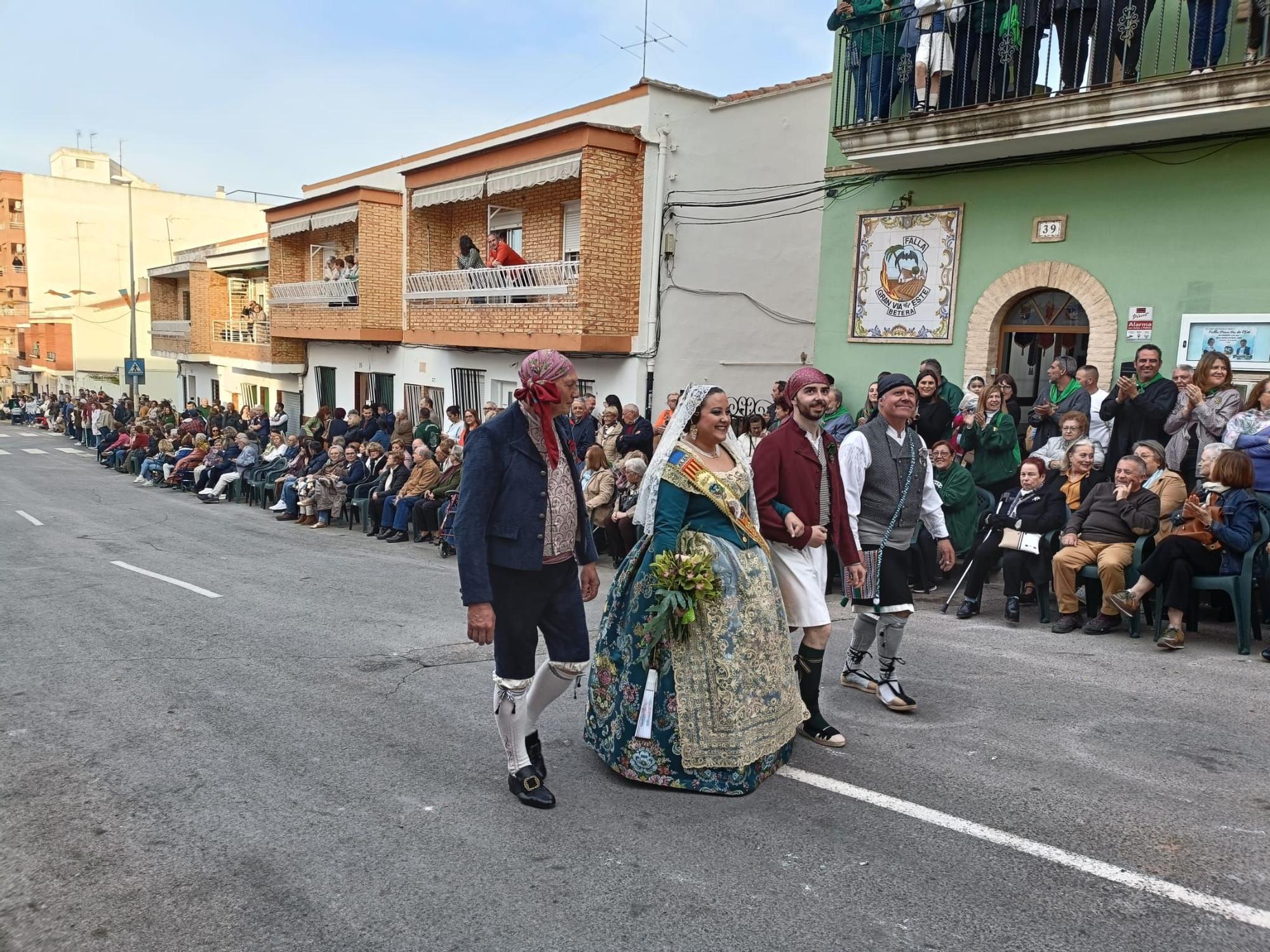 Las comisiones falleras de Bétera celebran su ofrenda