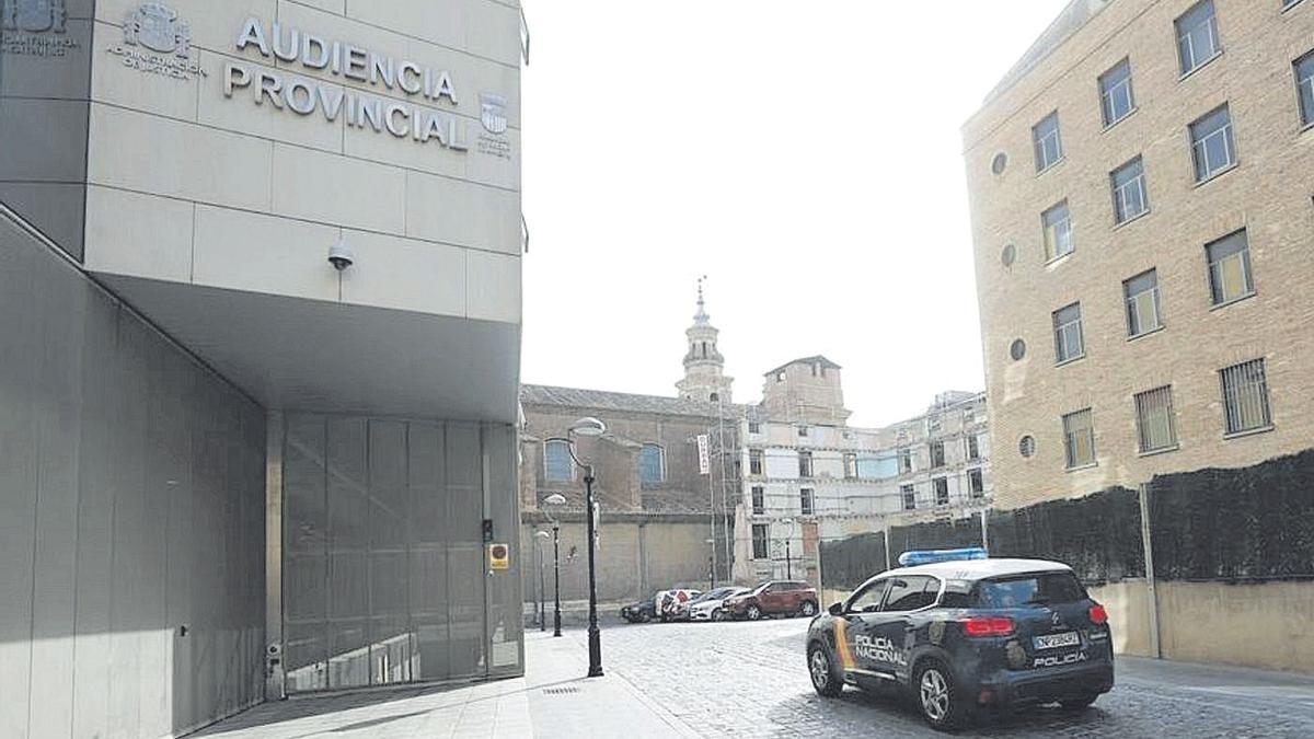 Coche de la Policía Nacional accediendo a la Audiencia Provincial de Zaragoza.