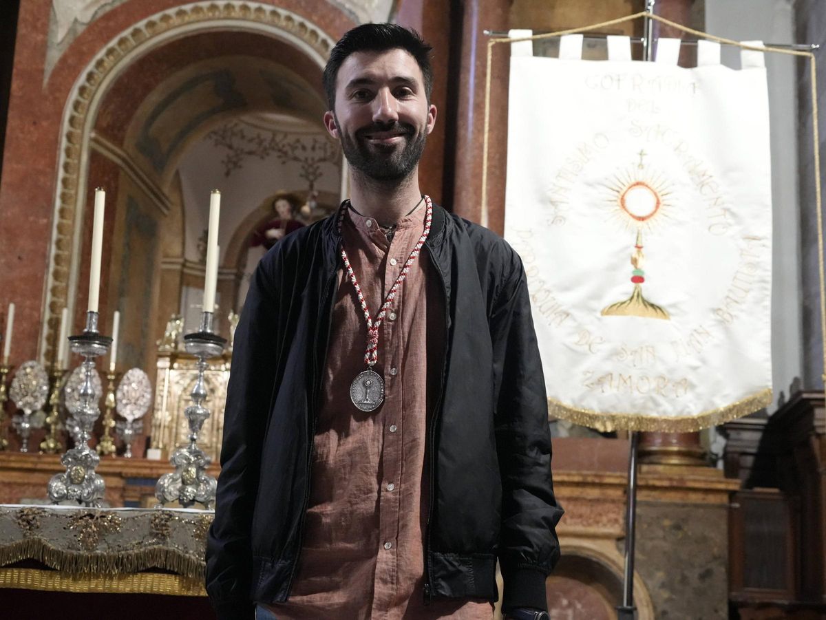 Antonio Rodríguez con uno de los estandartes en San Vicente
