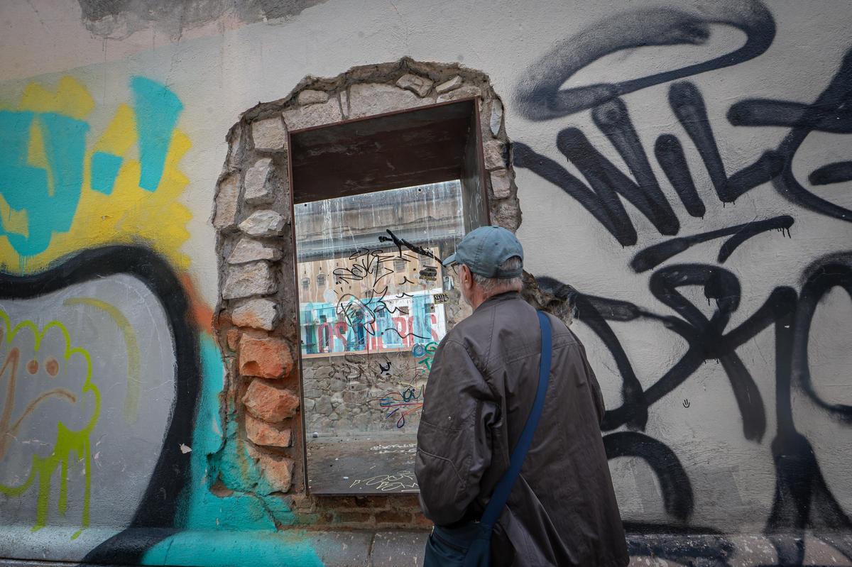 Murales pintados en las paredes de la cárcel Modelo de Barcelona