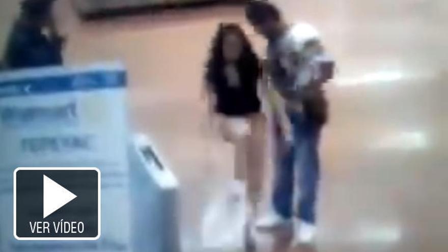 Una mujer se desnuda en el supermercado para demostrar que no había robado nada