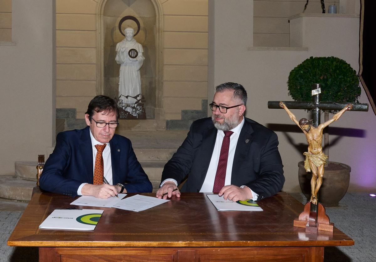 Imagen de un momento de la firma del nuevo acuerdo de colaboración.