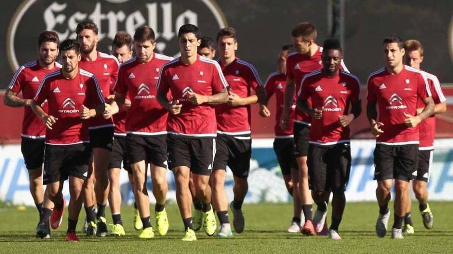 Los jugadores celestes trotan sobre el césped durante un reciente entrenamiento en A Madroa. // Adrián Irago