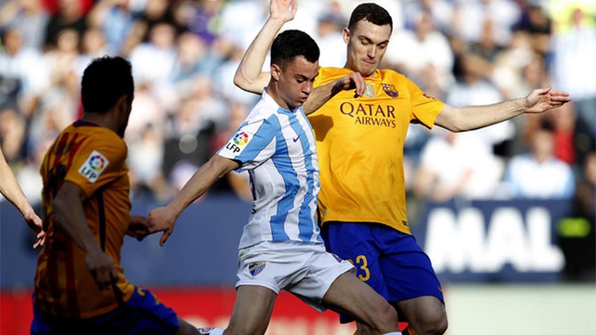 Vermaelen (derecha) con Juanpi en el gol del Málaga frente al FC Barcelona en la Liga 2015/16