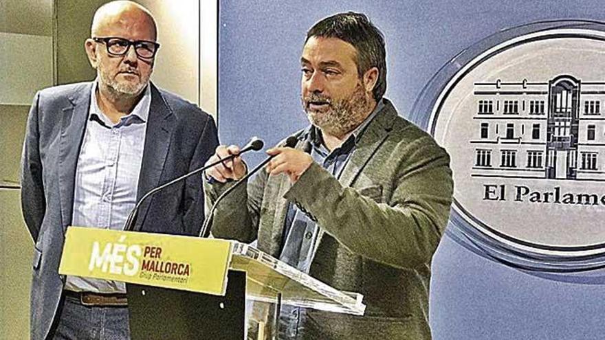 Joan Mas y Miquel Ensenyat, de MÃ©s, ayer en el Parlament.