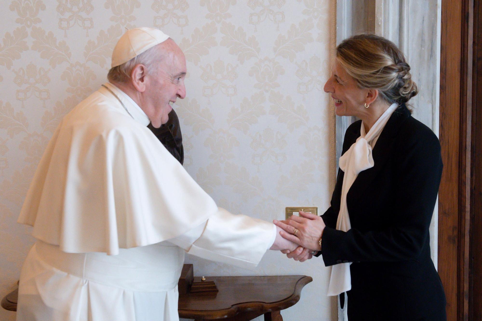 En su audiencia con el Papa Francisco (reparen en su pañuelo blanco anudado, influencia de Kamala Harris)