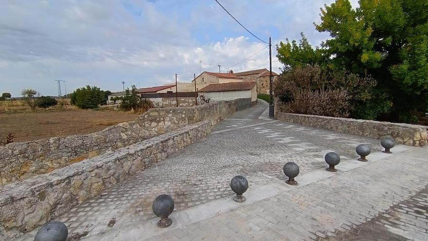 Así luce el renovado entorno del templo románico más pequeño de Zamora