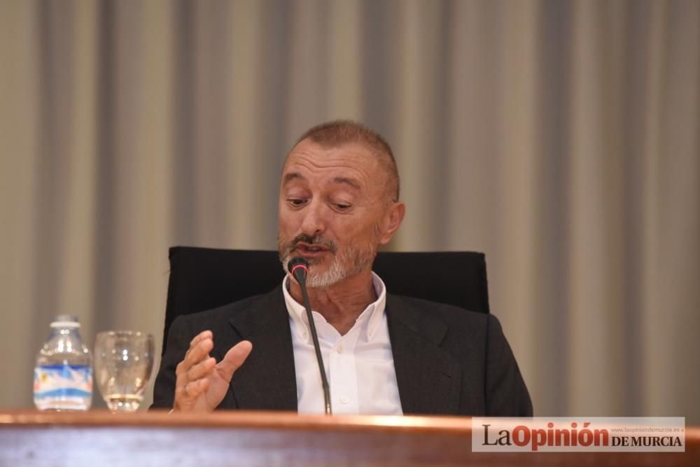 Conferencia de Arturo Pérez Reverte en la UMU