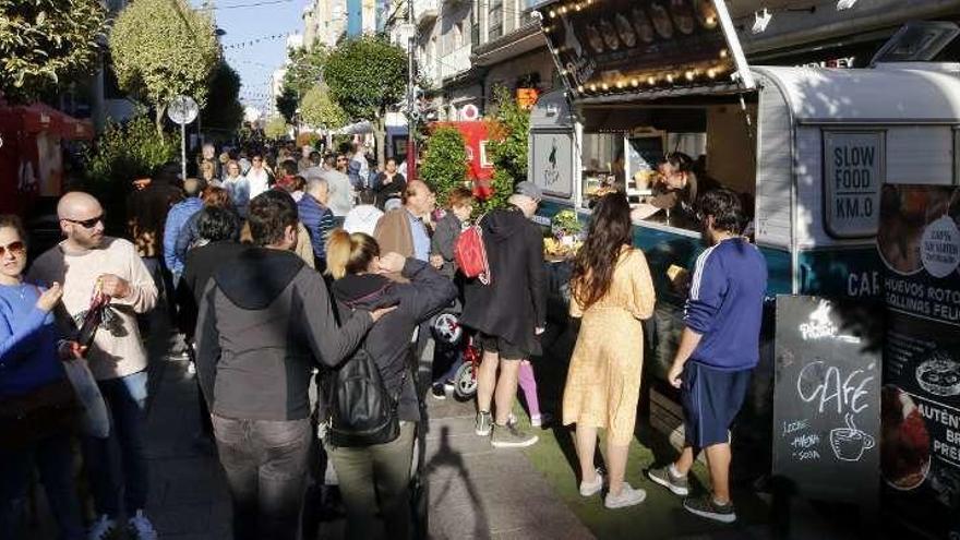 Los puestos gastronómicos están a lo largo de la zona peatonal. // Alba Villar