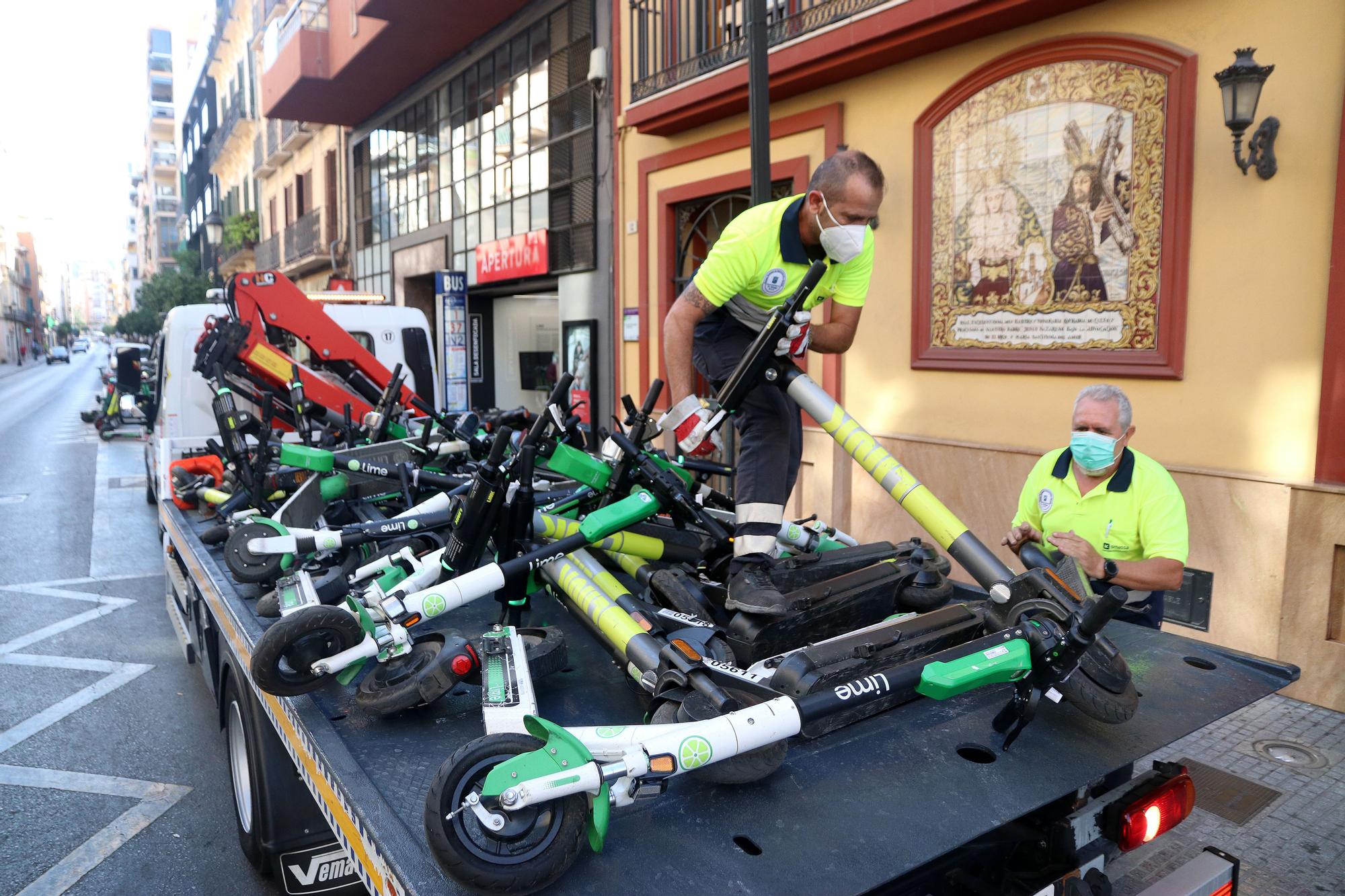 La grúa de Málaga ya se lleva los patinetes y bicicletas mal aparcados